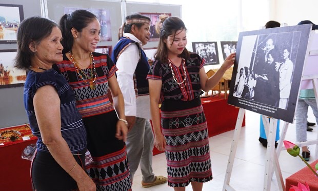 Đồng bào các dân tộc Tây Nguyên xem triển lãm ảnh về Bác Hồ